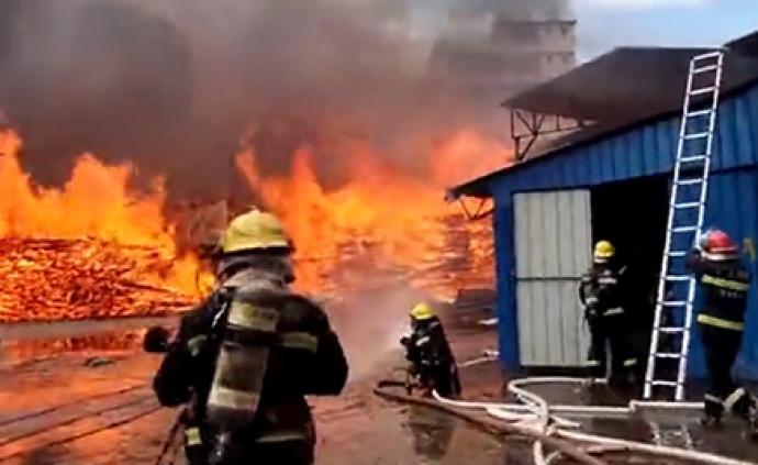 广东清远一木材厂起火：火势蔓延至居民楼，现场有油罐