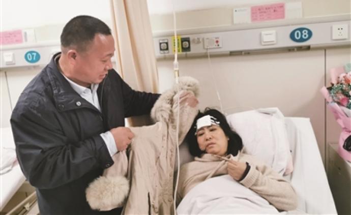 1米8高路牌突然倒下，江苏涟水女教师为保护学生被砸伤头部
