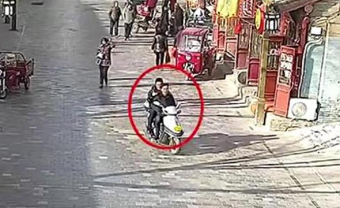“热心市民”骑摩托车载民警去抓捕逃犯，结果抓的就是他