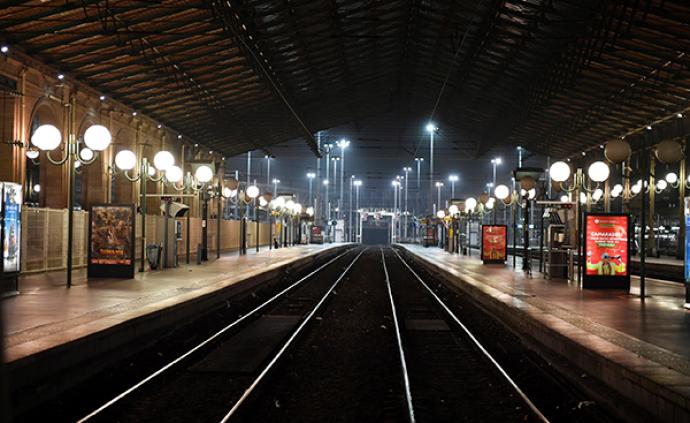 法国大规模罢工首日：火车站空荡荡，许多人骑车上班