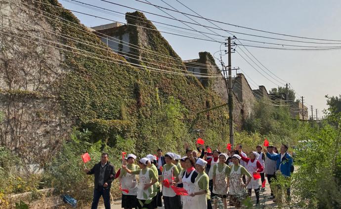 沈阳纺织厂工人50年后重聚，自拍MV追忆芳华岁月