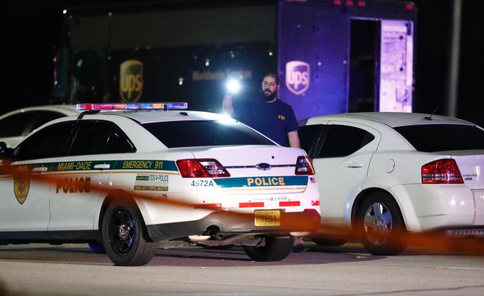 美国佛罗里达州警察与劫匪交火，致两劫匪两平民死亡