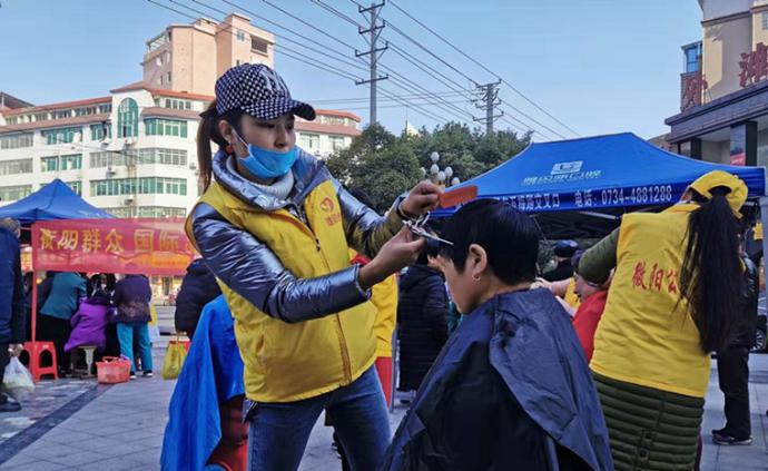 义卖、献血、发放爱心暖包……湖南各地掀起志愿服务行动热潮