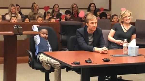 美国5岁男孩被收养，全班同学法庭送祝福
