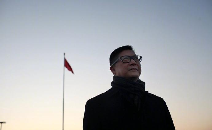 视频｜香港警务处处长邓炳强在天安门广场观看升旗仪式