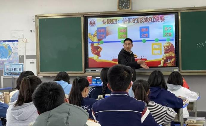 贵州一副校长用自身经历激励学生：睡猪圈捡垃圾，背疯娘求学