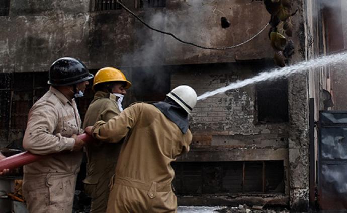 印度首都新德里一工厂发生大火，至少43人死亡