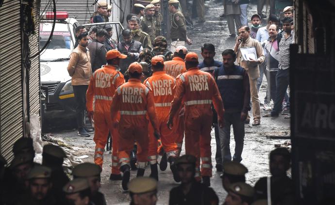 直播录像丨印度新德里一座四层商厦发生大火，43人死亡
