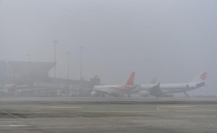 跑道视程最低仅150米，大雾天气致成都机场超百架航班积压