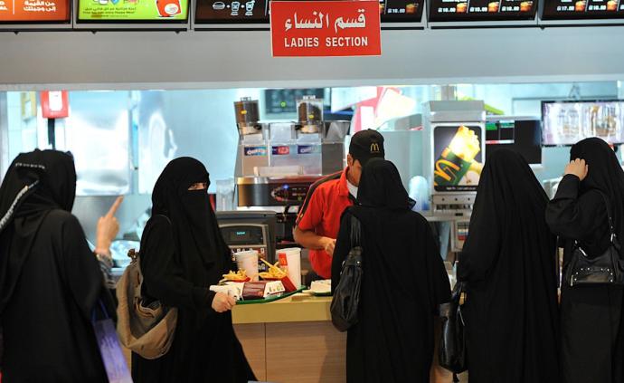 再向前一步：沙特解禁女性隔离用餐