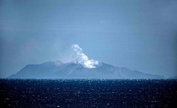 新西兰火山喷发：多人烧伤严重，警方将启动刑事调查