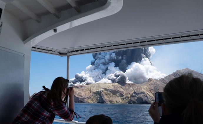 新西兰火山喷发已致6死：警戒早已调高，为何还组织游客登岛