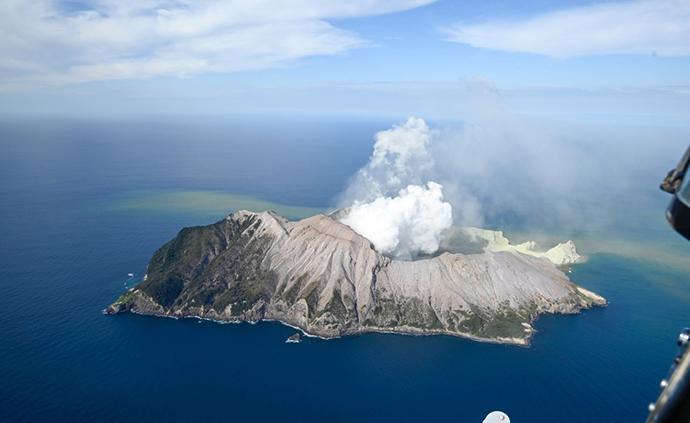 驻新西兰大使看望在火山喷发中受伤的中国公民