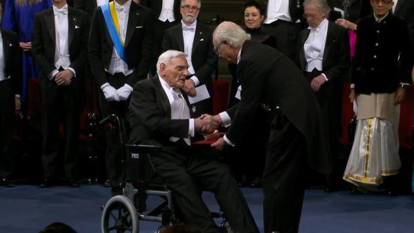 97岁最年长诺奖得主坐轮椅上台领奖