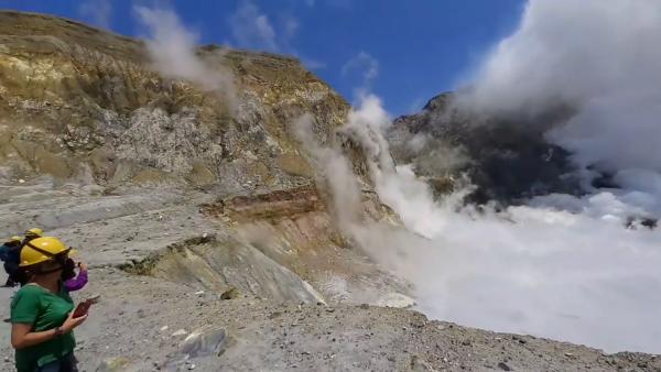 怀特岛火山喷发前视频曝光，已致8死