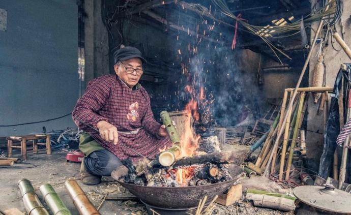 刘忠摄影作品《传统老手艺——制作竹椅》