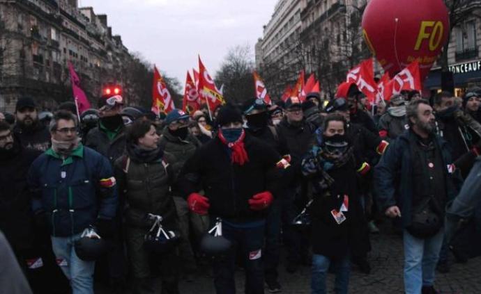 法国总理菲利普公布改革细节工会不买账，扬言延长罢工时间