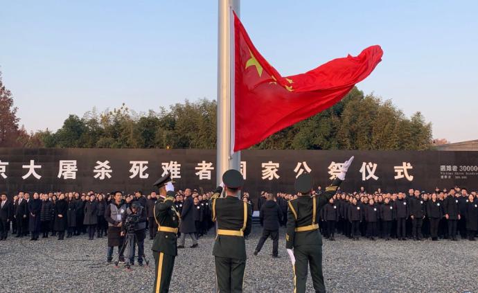 南京大屠杀遇难同胞纪念馆今晨为死难者下半旗致哀
