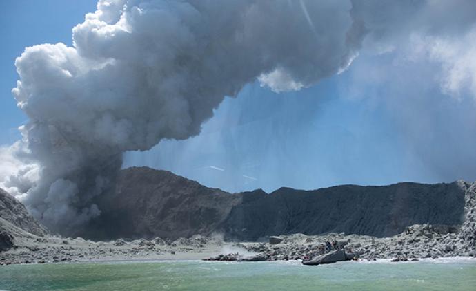 新西兰火山喷发：救援人员冒险登岛，仍有2具遗体未找到