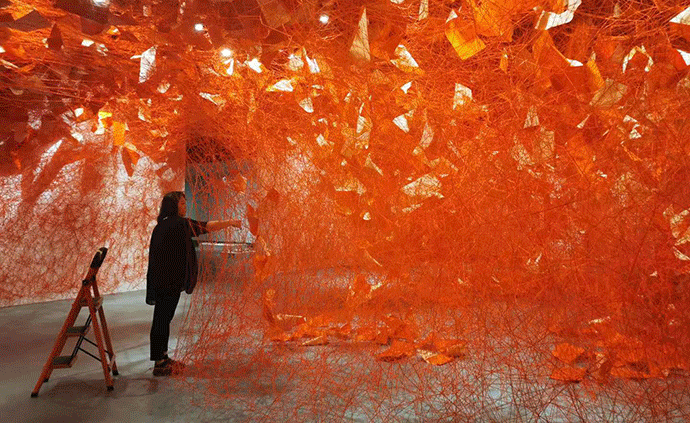 评展｜纤维艺术的“无界之归”，致敬杜尚的莎拉·卢卡斯