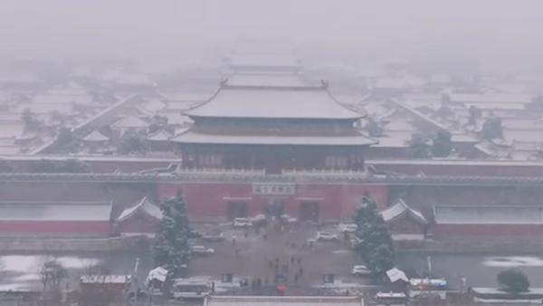 遇周一闭馆，游客转登景山俯瞰雪中故宫