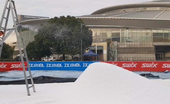 冰雪运动下江南：杭州引进耐高温造雪机在室外办滑雪比赛