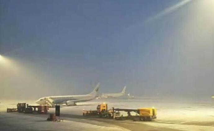 受降雪影响哈尔滨机场出现大面积延误，超百个航班被取消