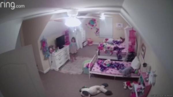 黑客入侵家用摄像头，与8岁女童对话
