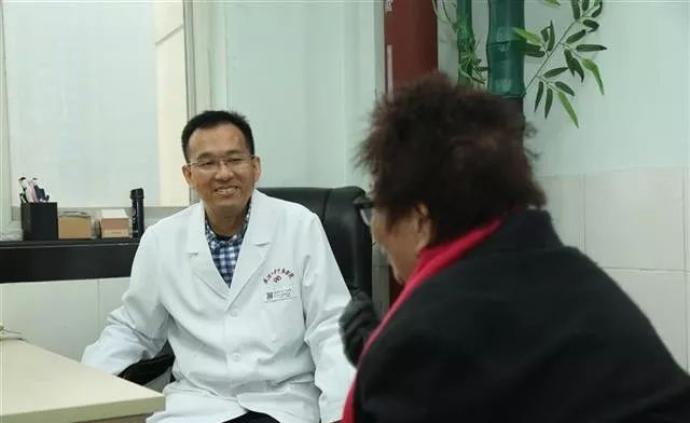 中南医院医生坐诊遇刺一年后重返岗位，20年老患者专程探望
