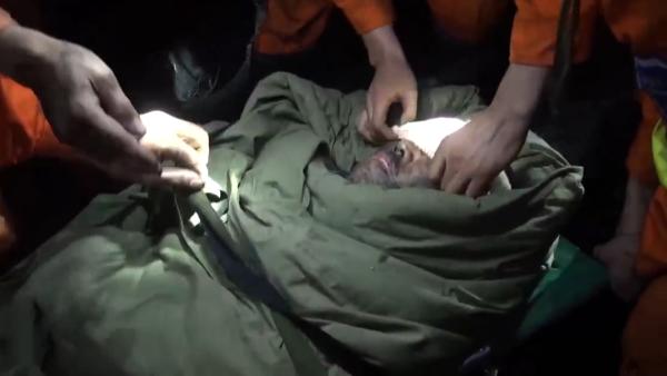 宜宾事故首位获救矿工井下救援视频曝光