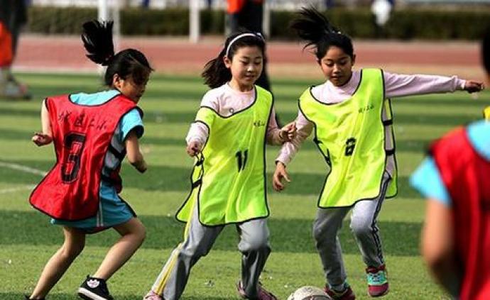 全国已认定2.7万所校园足球特色学校