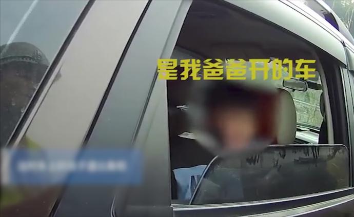 无证爸爸坚称没开车，儿子：是你开的