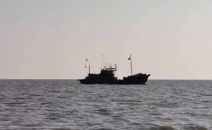 河北唐山海域渔船翻扣致5人失联，船主：疑遭“海霸”袭击