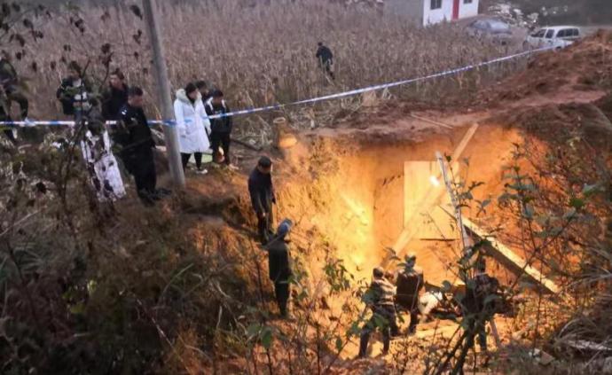 村民挖沙意外全身被埋，警民手刨3小时