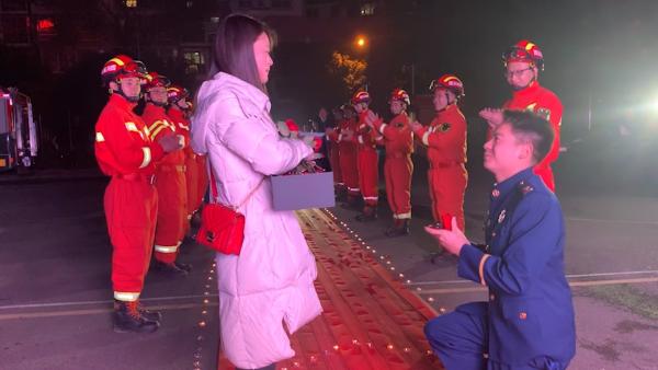水带铺成红地毯！消防员营区求婚女友