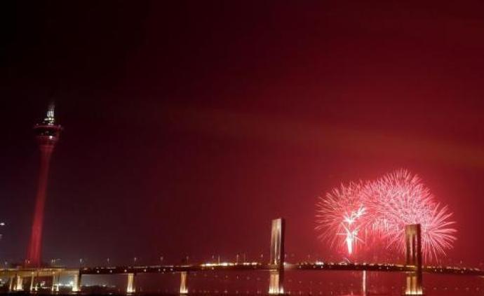 澳门与珠海首次联合举行烟花汇演庆祝澳门回归20周年