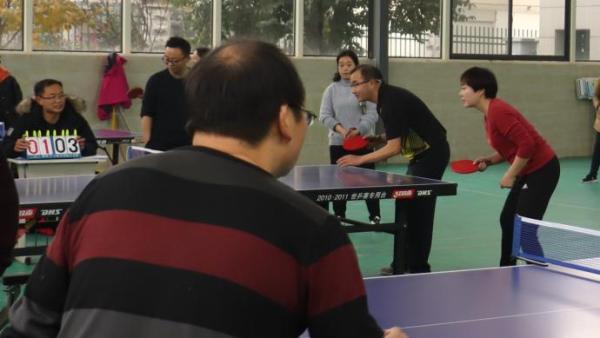 湖北武当山举办乒乓球比赛，系列技法让人眼花缭乱