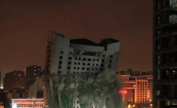 长沙昔日地标67.8米高大楼成功爆破拆除，仅用9.8秒