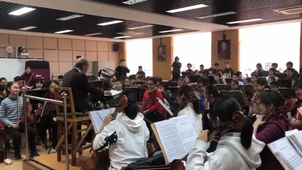 南模中学交响乐团为95岁指挥家曹鹏送上惊喜