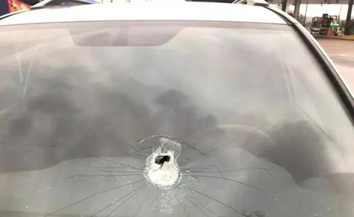 高速路上螺母被碾压后弹起砸穿一SUV车挡风玻璃，司机受伤