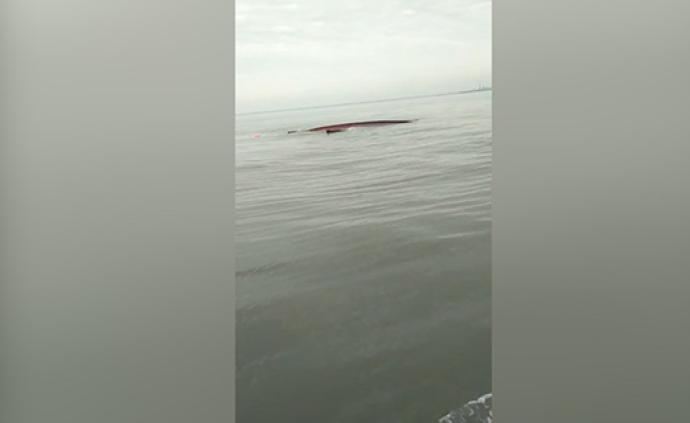 河北唐山海域一渔船翻扣五名船员失联，当地海警搜救中