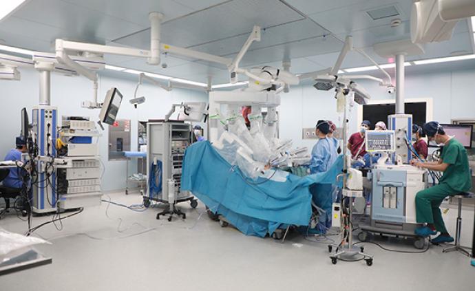 机器人们在上海的医院里做手术、消毒、导诊、送药……
