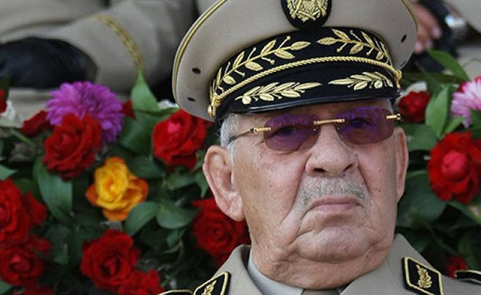 阿尔及利亚人民军总参谋长萨拉赫去世，曾推动前总统辞职