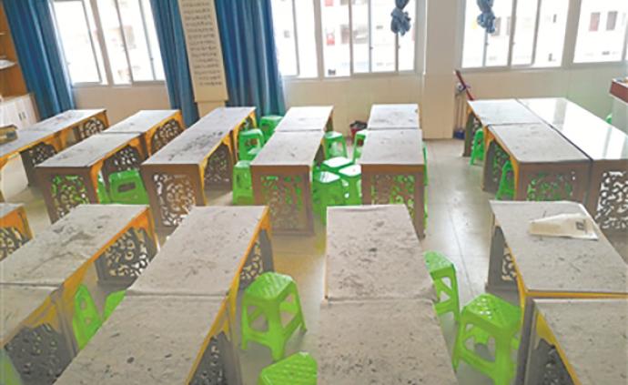 学校申报采购书法专用课椅却配塑料凳，校长侵占师生福利被查