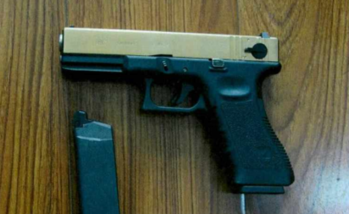 男子买4把仿真枪其中2把具有致伤力，犯非法持有枪支罪获刑
