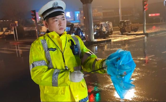 交警冒雨执勤淋湿，暖心司机扔出一把伞