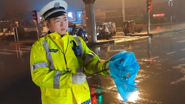 交警冒雨执勤淋湿，暖心司机扔出一把伞