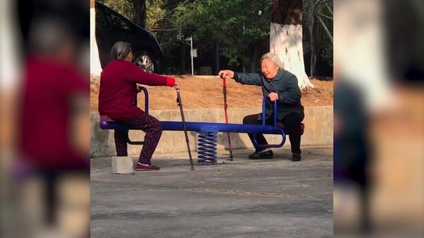 神仙友情！两位老奶奶拄着拐杖玩跷跷板