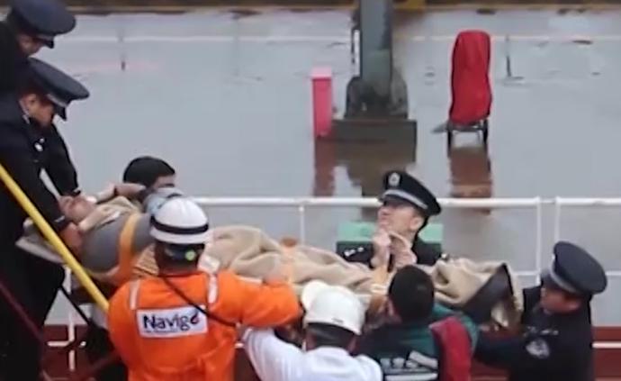 印度船员航行中发病，边检民警将其送医