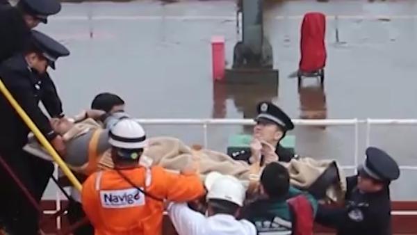 印度船员航行中发病，边检民警将其送医
